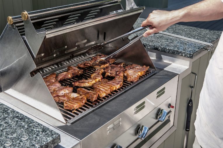 プロパンガスの強い火力で沢山のステーキ肉を焼いている