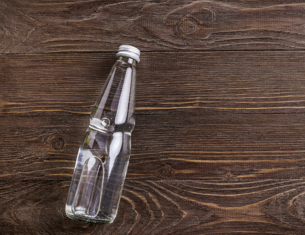 カネのキャップのガラス瓶に入った水