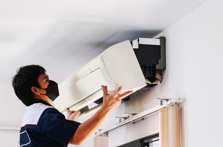 エアコンを掃除している男性業者