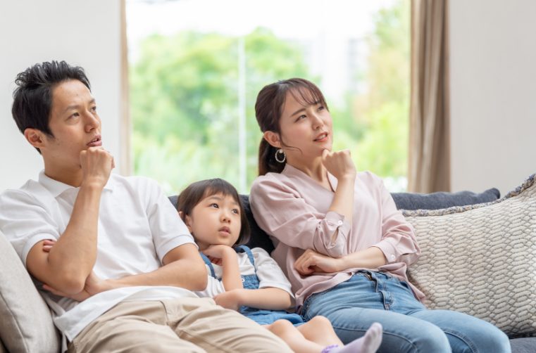 シロアリ駆除剤の匂いが気になるか考えている家族娘一人の若い３人家族