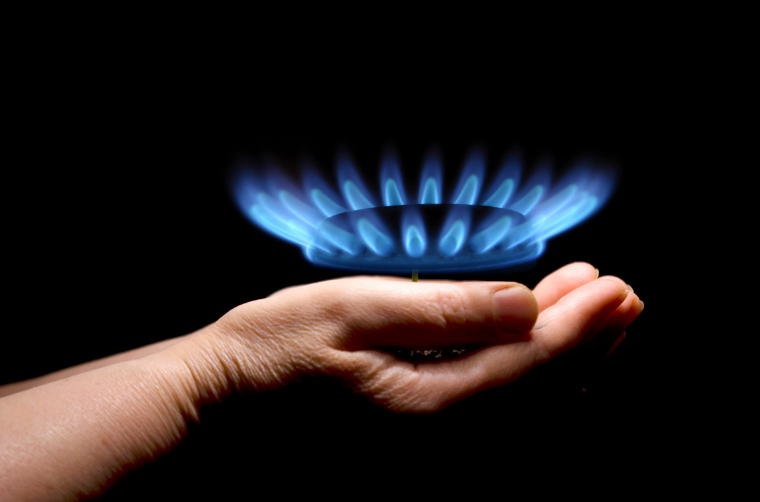 プロパンガスの日をを手の平で支えている