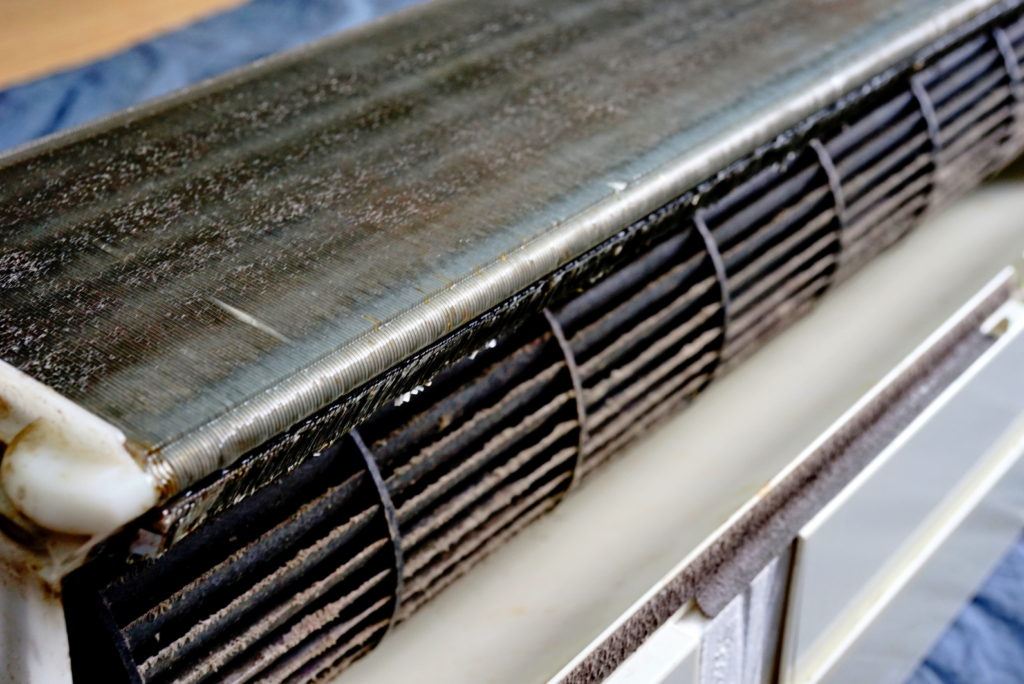 外枠を外した汚れたエアコン