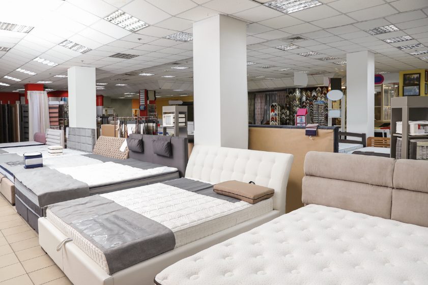 マットレスが敷かれベットが並ぶ店内、た試し寝