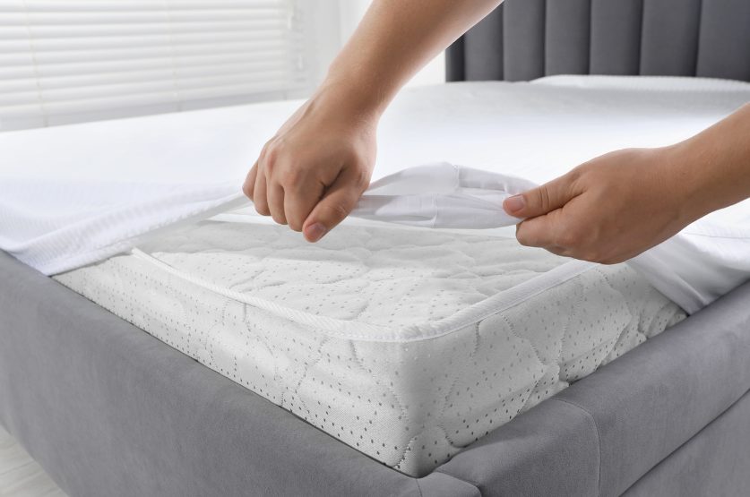 マットレスをめくろうとしている