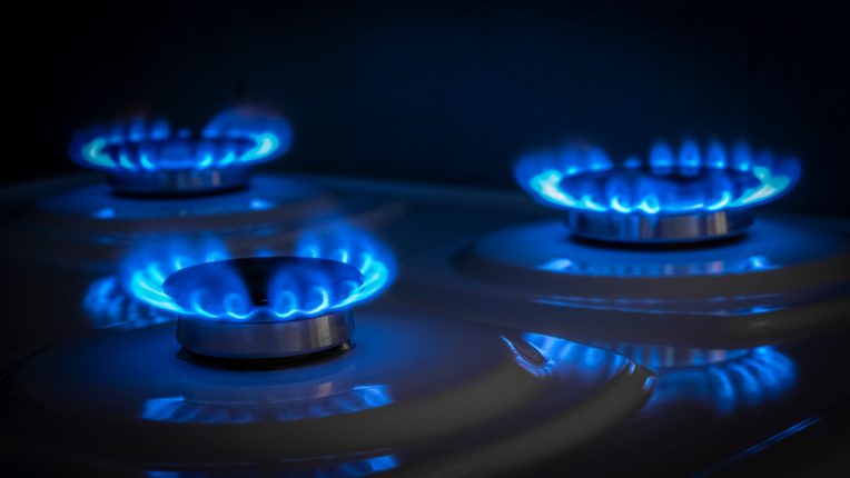 ガスコンロに3つ綺麗に火がついている