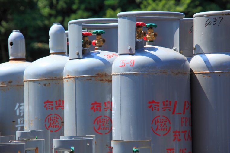 プロパンガスボンベが並んでいる