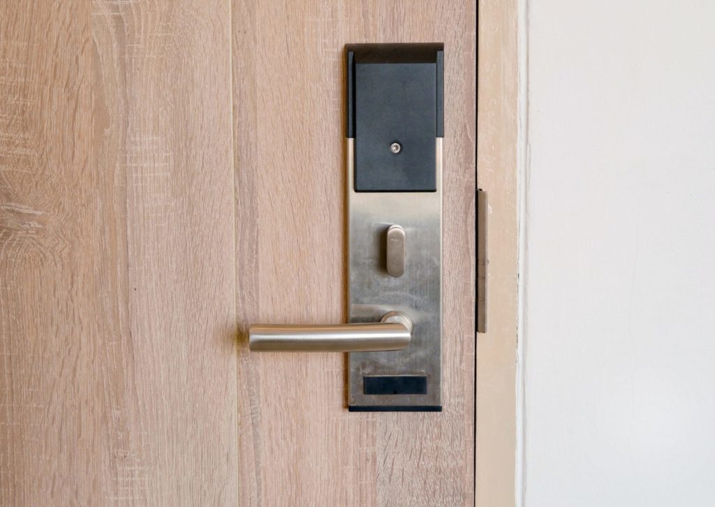 オートロックのドアのアップ