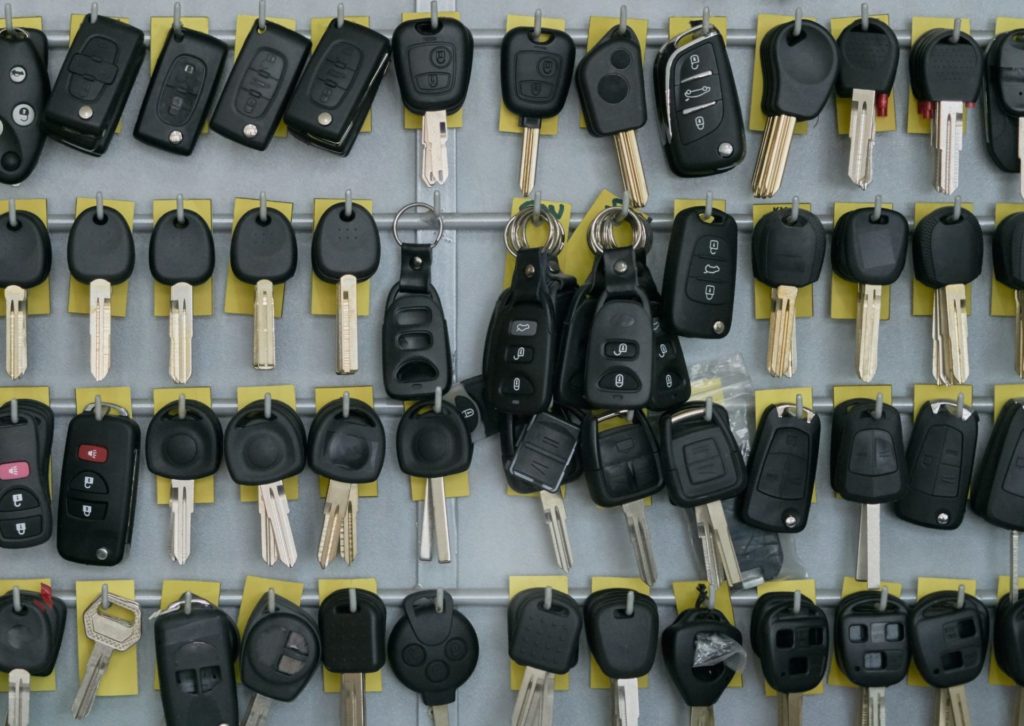 ディンプルキーの素材が並んだ業者の棚