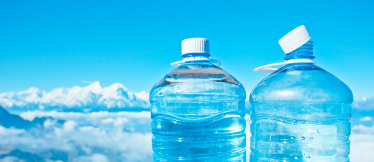 ウォーターサーバーボトルの背景に雪景色