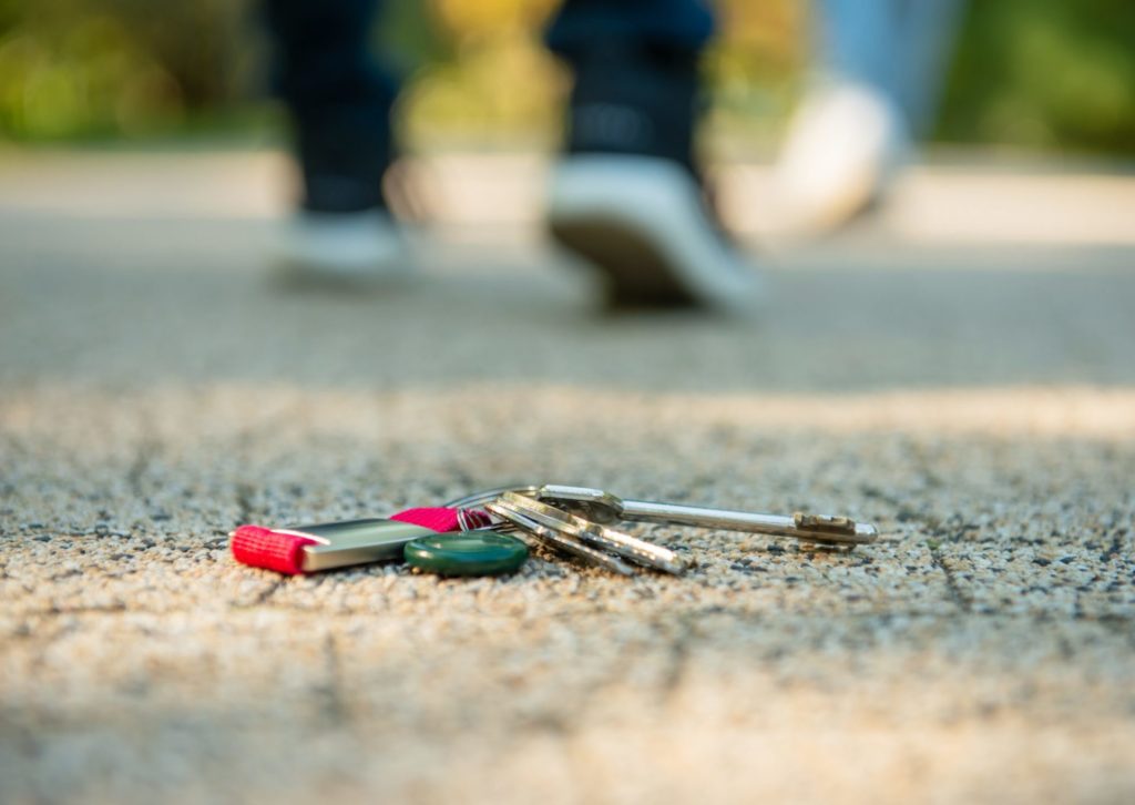男性が歩道に家の鍵が落とした