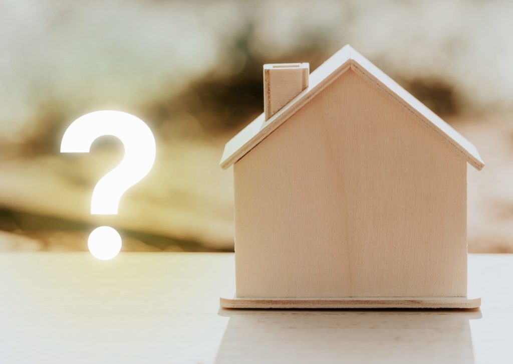 木の家のおもちゃと？マーク