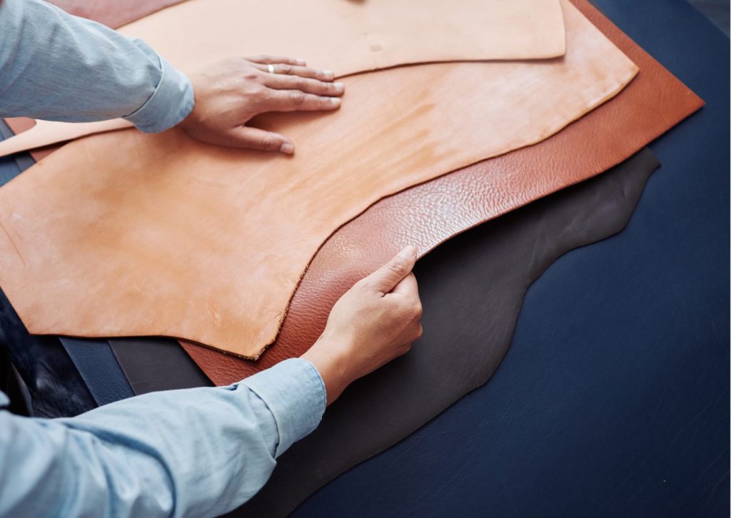 元材料の皮を重ねて色合いを見ている