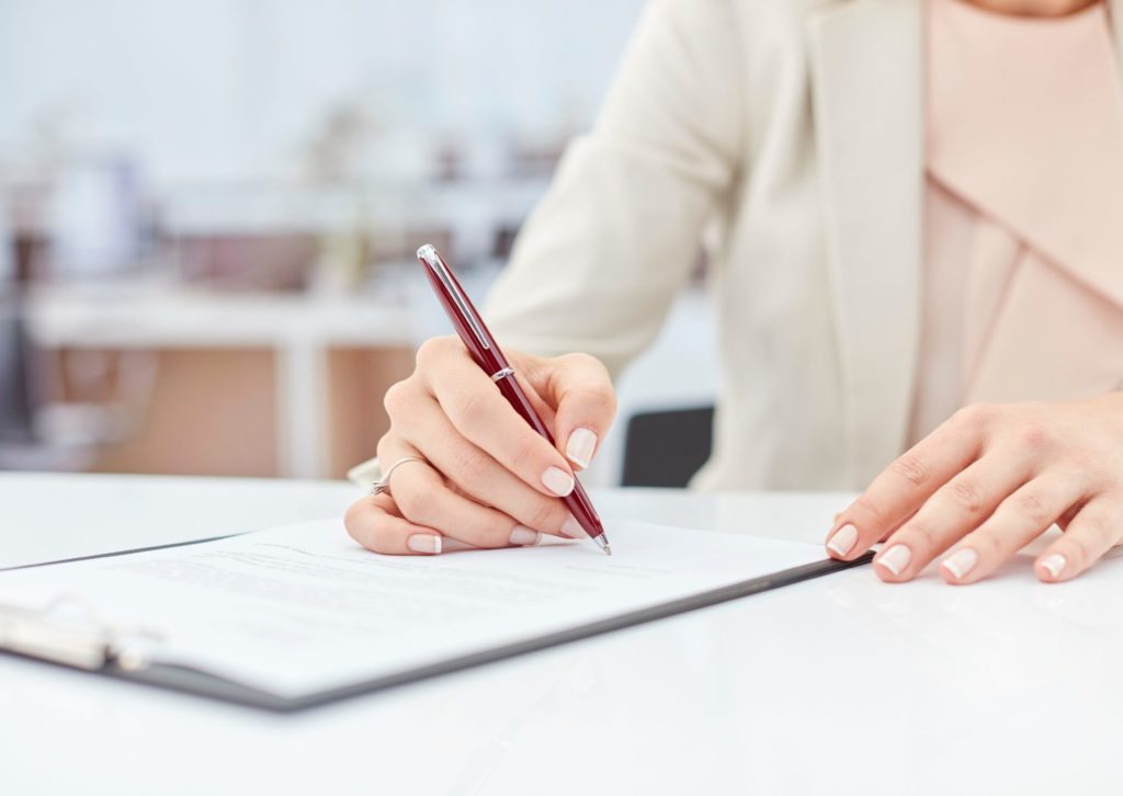 女性が書類に記入している