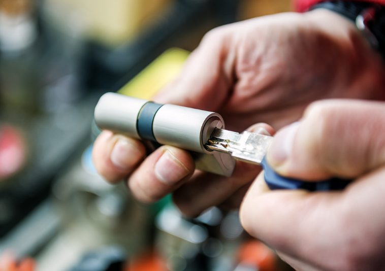 ディンプルキーをシリンダーに挿してチェックしている