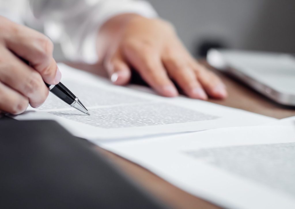 書類を記入する女性