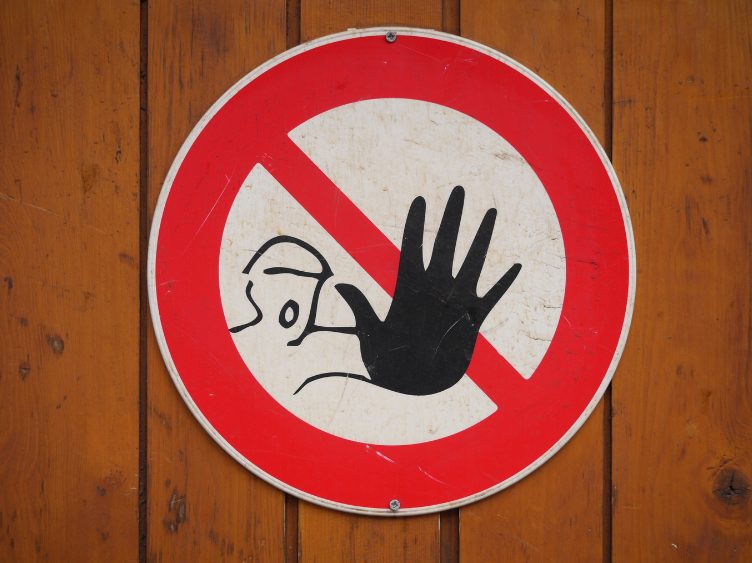 男の人が手を前に出し、注意呼びかけマーク