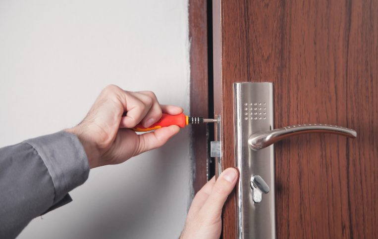 家の鍵を取り換えている