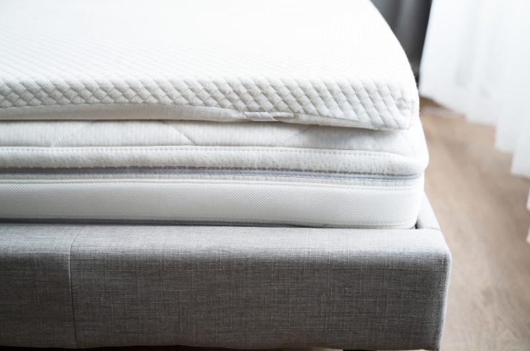 マットレスを3枚重ねて高さを出している